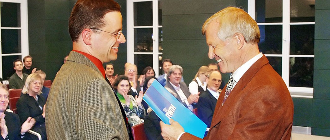 Burkhard Rauhut (right), at the time Rector of the RWTH Aachen University, presents the RWTH Prize for Scientific Journalism 2007 to Johannes Bernreuter